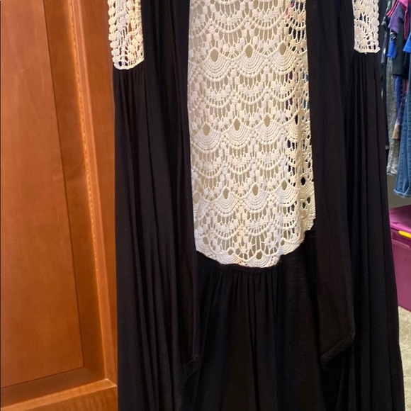 Beautiful cream crochet lace & sleeveless - Picture 3 of 5